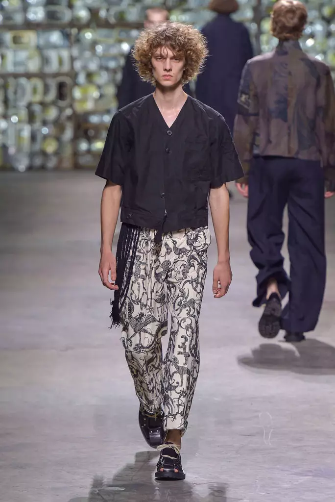 Dries Van Noten шоу, 2017 оны хавар зун, Парисын эрэгтэй загварын долоо хоног, Франц - 2016 оны 6-р сарын 23