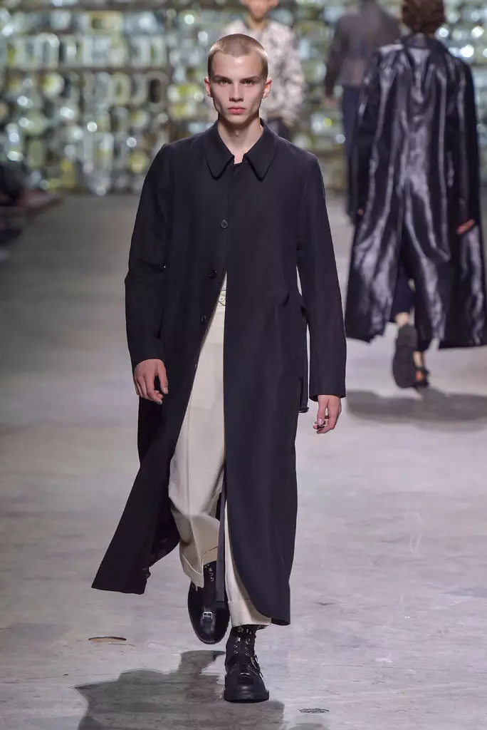 Dries Van Noten chiwonetsero, masika chilimwe 2017, Paris Men's Fashion Week, France - 23 June 2016