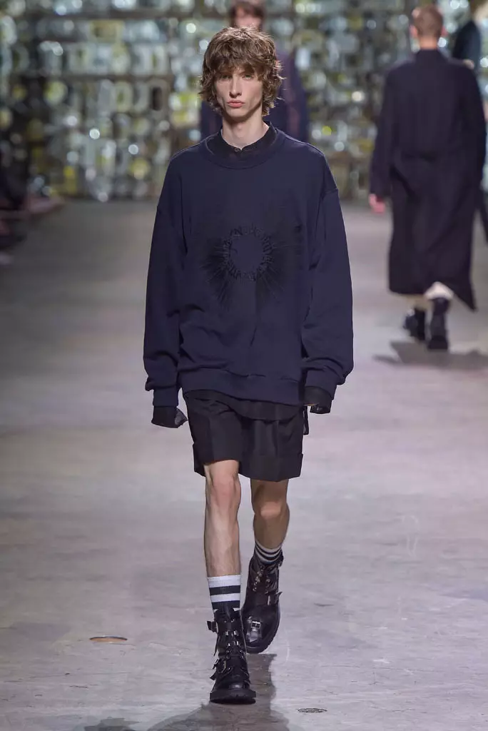 Dries Van Noten show, vårsommaren 2017, Paris Herrmodevecka, Frankrike - 23 juni 2016