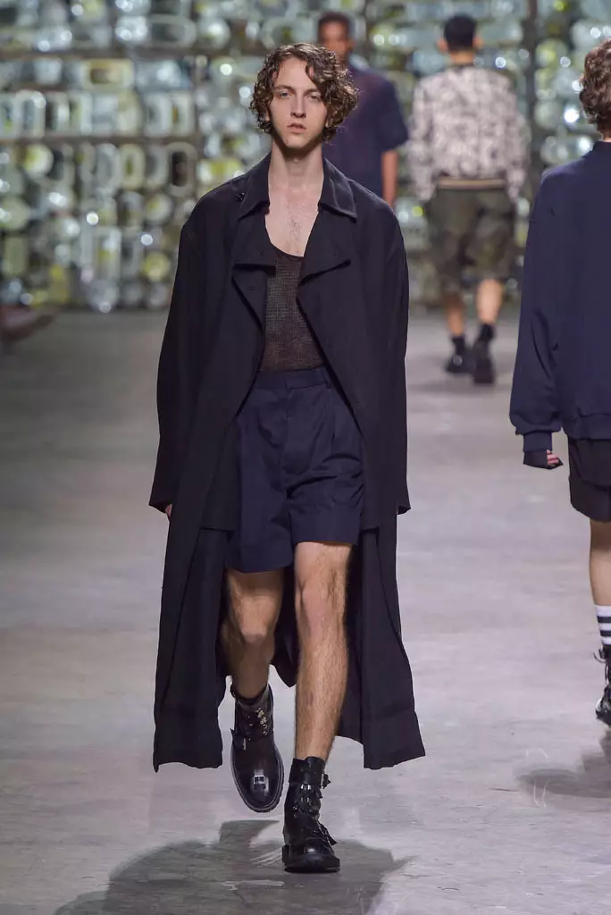 Sfilata di Dries Van Noten, primavera estate 2017, settimana della moda maschile di Parigi, Francia - 23 giugno 2016