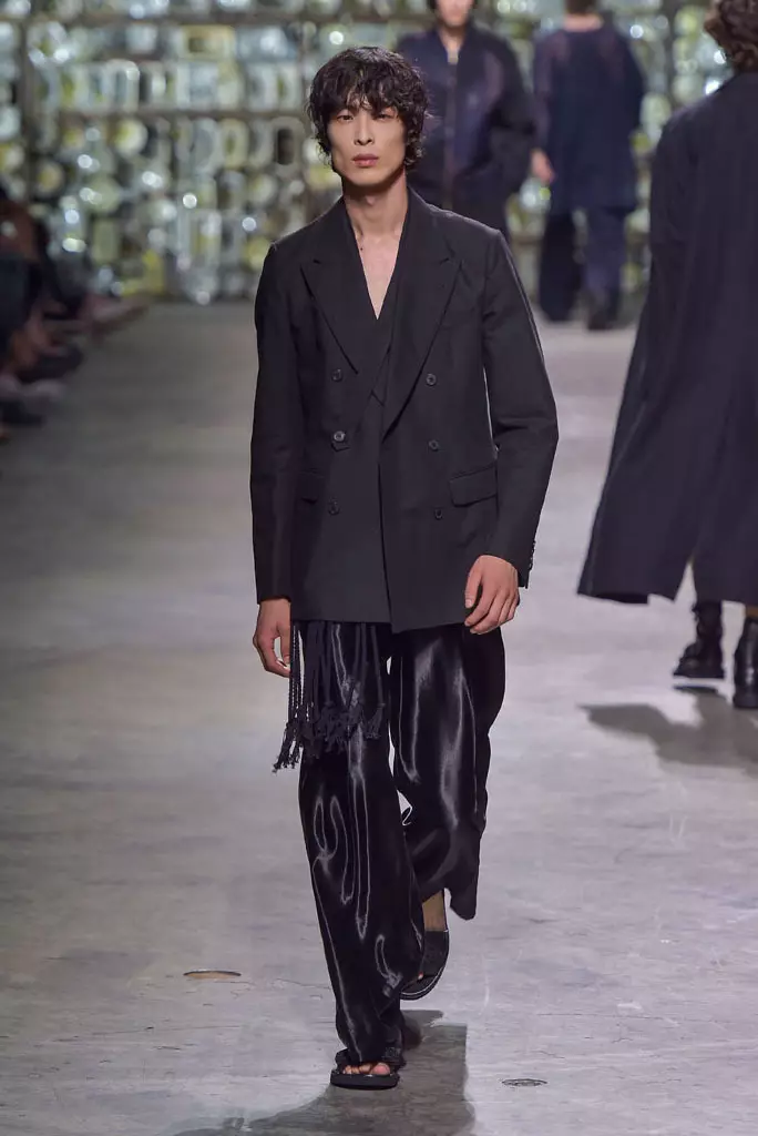 Sfilata di Dries Van Noten, primavera estate 2017, settimana della moda maschile di Parigi, Francia - 23 giugno 2016