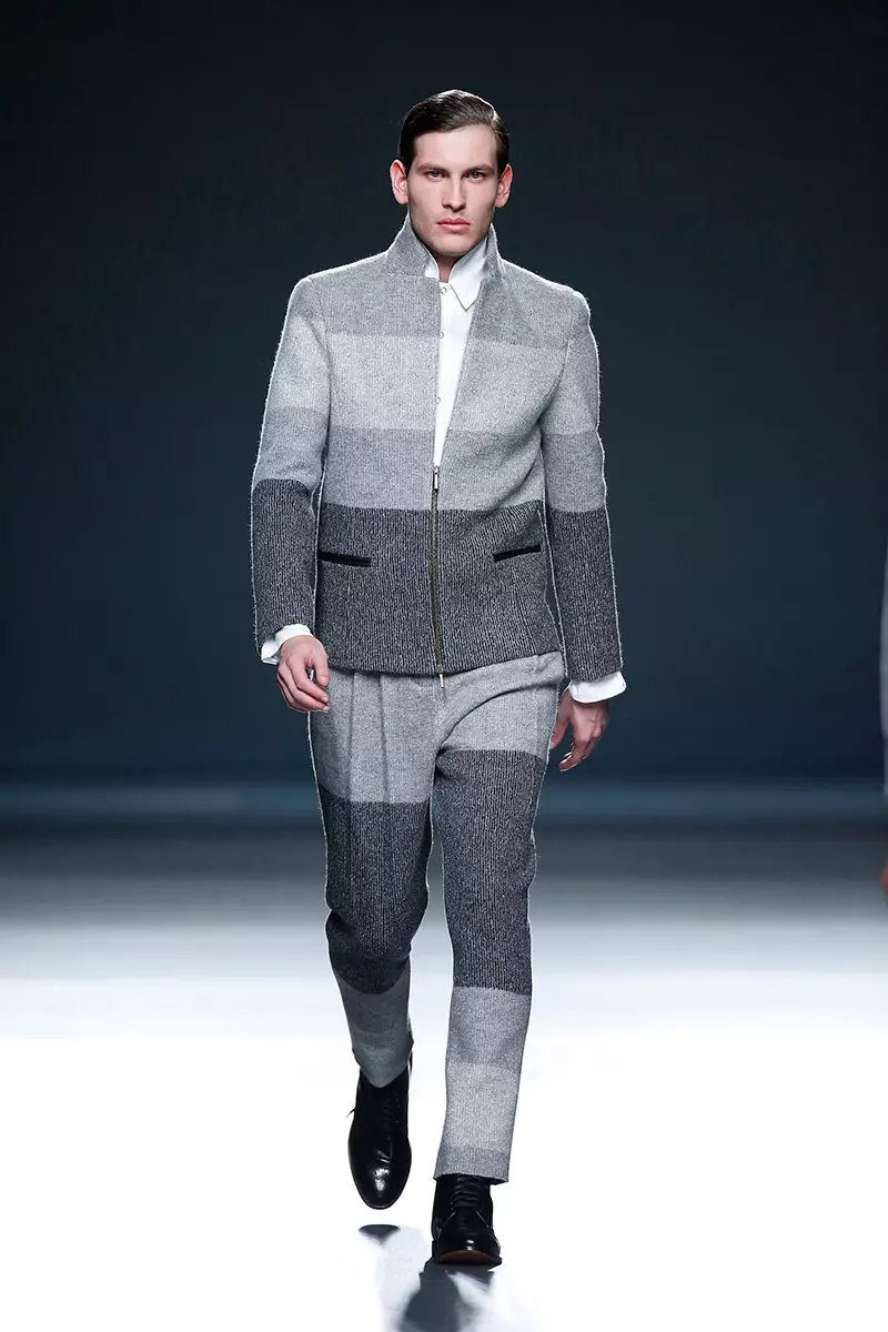 Apostando no cinza em vários tons, Etxebarria fechou com sucesso o primeiro dia da Mercedes-Benz Fashion Week Madrid com sua coleção de inverno, apresentando tecidos para combinar com a proposta inovadora de blazers fechando com blocos de cores agregando peças riscas, golas altas, toques de pele e atenção ao detalhe das malas.