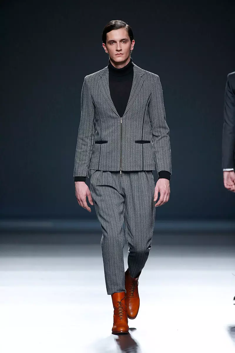 Tohan dina kulawu dina sagala rupa nuansa, Etxebarria hasil nutup dinten kahiji tina Mercedes-Benz Fashion Week Madrid kalawan koleksi usum nya, némbongkeun anyaman pikeun cocog proposal inovatif nutup blazers kalawan blok warna nambahkeun garments pinstripes, collars tinggi, némpél bulu jeung perhatian. pikeun detil tina kantong.