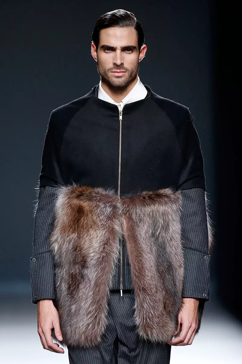 Door te wedden op grijs in verschillende tinten, sloot Etxebarria met succes de eerste dag van de Mercedes-Benz Fashion Week Madrid af met haar wintercollectie, waarbij ze geweven liet zien dat past bij het innovatieve voorstel, blazers sloot met kleurblokken met krijtstrepen, kledingstukken, hoge kragen, bontaccenten en aandacht tot detail van de tassen.