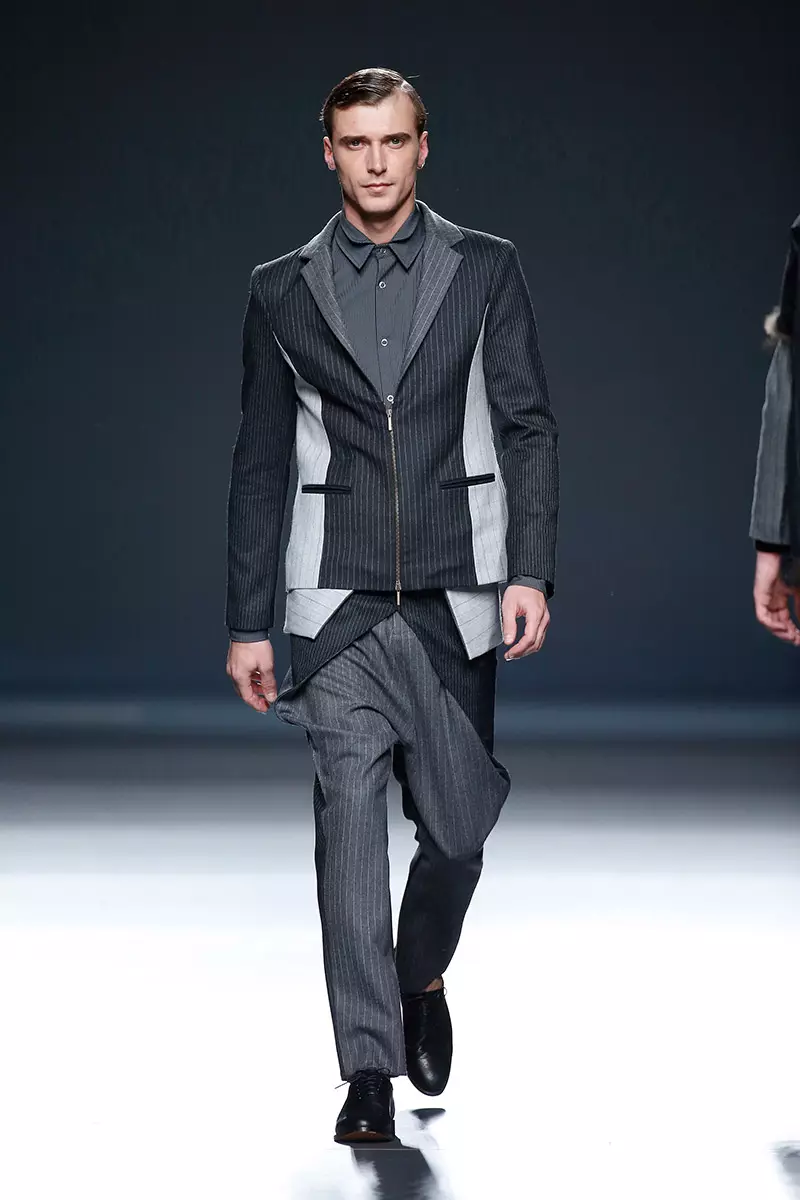 Pariant sur le gris dans différentes nuances, Etxebarria a clôturé avec succès le premier jour de la Mercedes-Benz Fashion Week Madrid avec sa collection d'hiver, montrant tissé pour correspondre à la proposition innovante fermant les blazers avec des blocs de couleurs ajoutant des vêtements à rayures, des cols hauts, des touches de fourrure et de l'attention au détail des sacs.