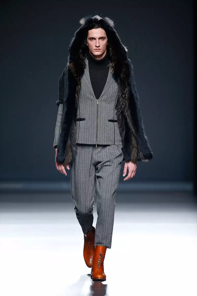 Apostando por el gris en varias tonalidades, Etxebarria cerró con éxito la primera jornada de la Mercedes-Benz Fashion Week Madrid con su colección de invierno, mostrando tejidos a juego con la innovadora propuesta cerrando blazers con bloques de color añadiendo prendas de raya diplomática, cuellos altos, toques de pelo y atención. al detalle de las bolsas.