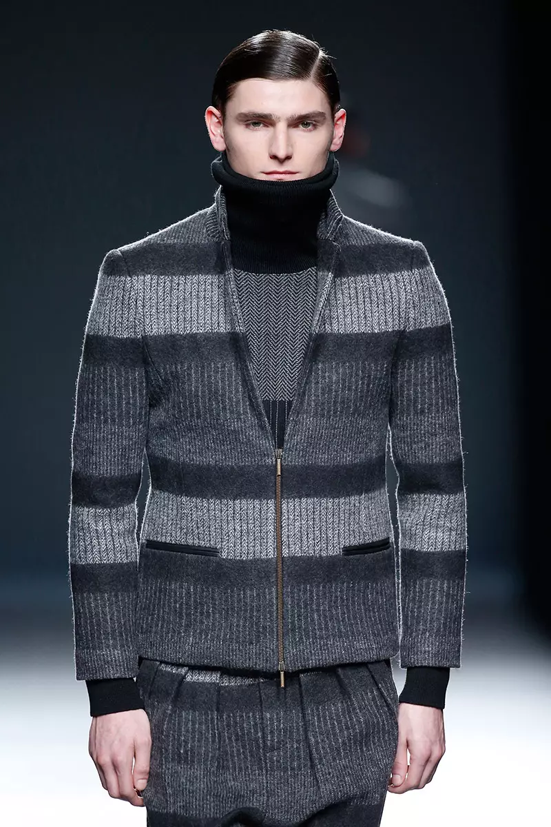 Apostando por el gris en varias tonalidades, Etxebarria cerró con éxito la primera jornada de la Mercedes-Benz Fashion Week Madrid con su colección de invierno, mostrando tejidos a juego con la innovadora propuesta cerrando blazers con bloques de color añadiendo prendas de raya diplomática, cuellos altos, toques de pelo y atención. al detalle de las bolsas.