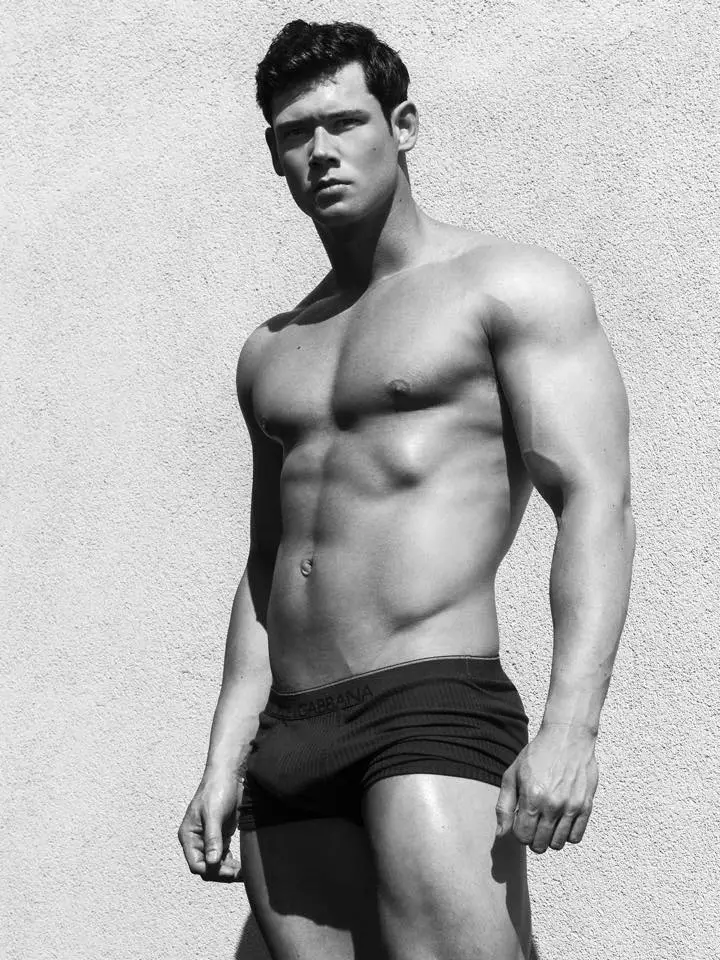 El modelo masculino de fitness Brian Lewis muestra su cuerpo musculoso para posar frente a la lente del talentoso Greg Vaughan, todas imágenes inspiradoras en blanco y negro donde podemos apreciar la verdadera belleza de Brian.