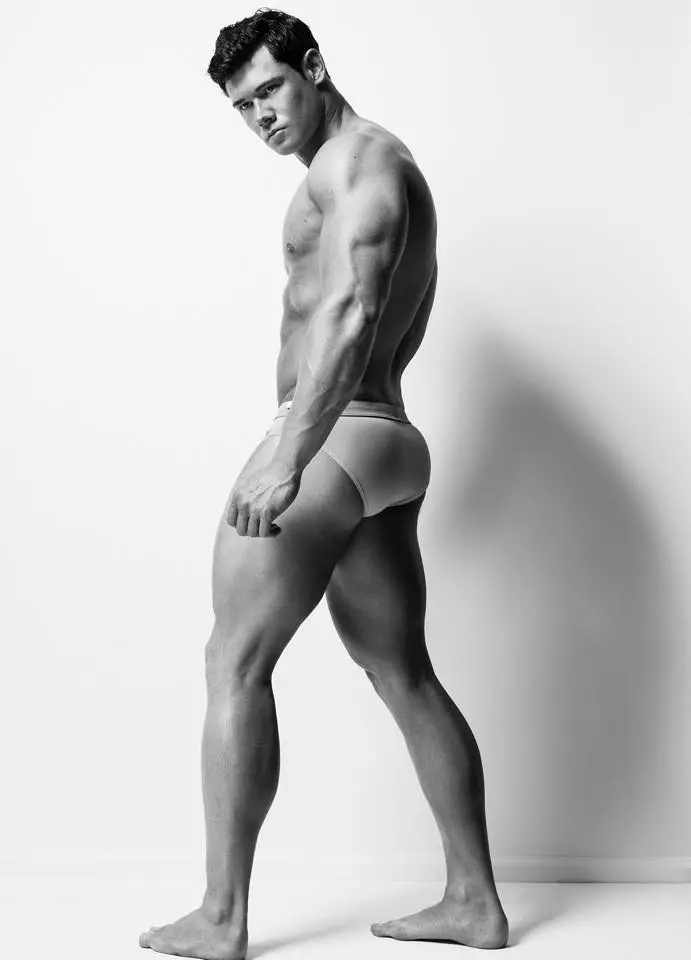 O modelo masculino de fitness Brian Lewis mostra o seu corpo musculoso para pousar diante da lente do talentoso Greg Vaughan, imaxes inspiradoras en branco e negro onde podemos apreciar a beleza real de Brian.