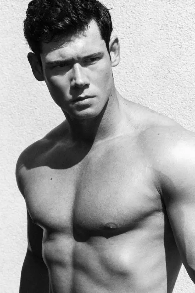 Ipinakita ng fitness male model na si Brian Lewis ang kanyang muscular fit body para mag-pose sa harap ng lens ng talentadong si Greg Vaughan, lahat ng inspirational black and white na imahe kung saan maa-appreciate natin ang tunay na kagandahan ni Brian.