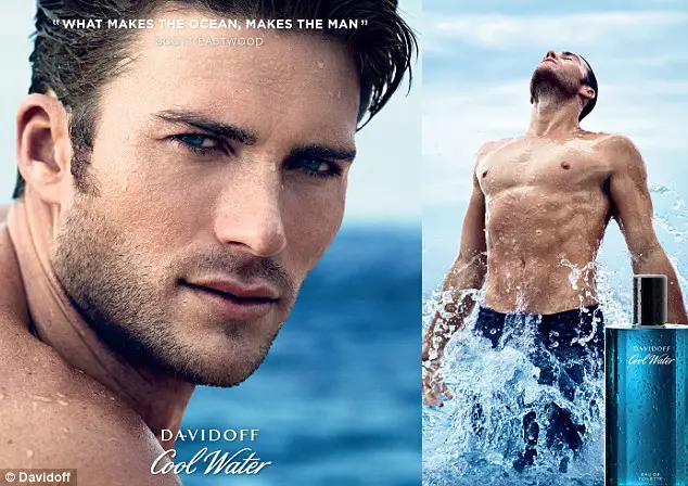 De knappe en sexy zoon van Clint Eastwood, Scott, toont zijn gespierde lichaam in een nieuwe advertentie voor de Davidoff Cool Water-geur. De acteur en het model namen het gezicht van het merk over van voormalig ambassadeur wijlen Paul Walker. Eastwood, een natuurlijke atleet, is een fervent zwemmer, duiker en surfer, die altijd al een passie heeft gehad voor het behoud van de zee, wat volgens het geurmerk hem perfect geschikt maakt voor de Cool Water-geur. "Voordat ik zelfs maar het water raak, kan ik het voelen", zegt Eastwood in de advertentie terwijl hij de oceaan in duikt. “Deze ongelooflijke stroom van kracht gaat dwars door me heen. Het maakt de oceaan. Het maakt de man.” Bekijk de video en de foto's van achter de schermen hieronder: