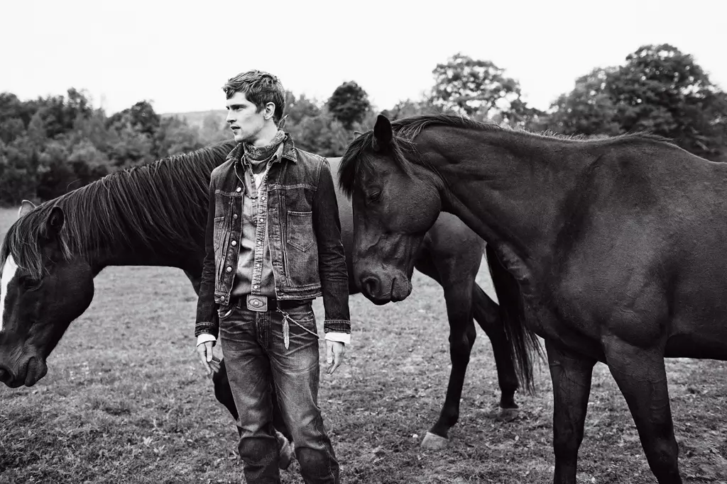 En una historia de moda occidental, tenemos al modelo de pasarela Mathias Lauridsen en un editorial en blanco y negro con la lente del talentoso Billy Kidd.