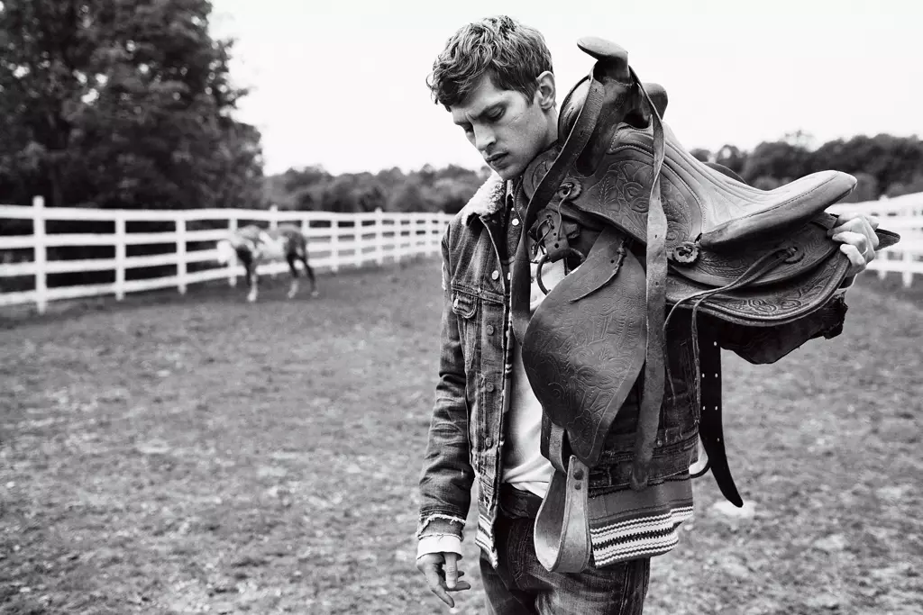 En una historia de moda occidental, tenemos al modelo de pasarela Mathias Lauridsen en un editorial en blanco y negro con la lente del talentoso Billy Kidd.