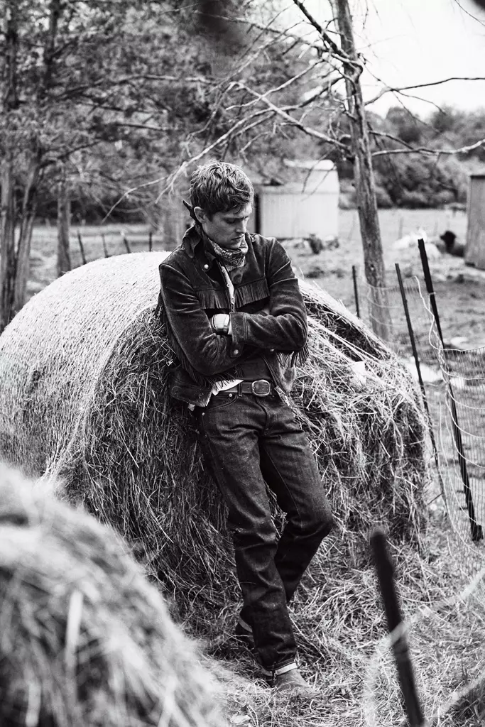 En una historia de moda occidental, tenemos al modelo de pasarela Mathias Lauridsen en un editorial en blanco y negro con la lente del talentoso Billy Kidd.