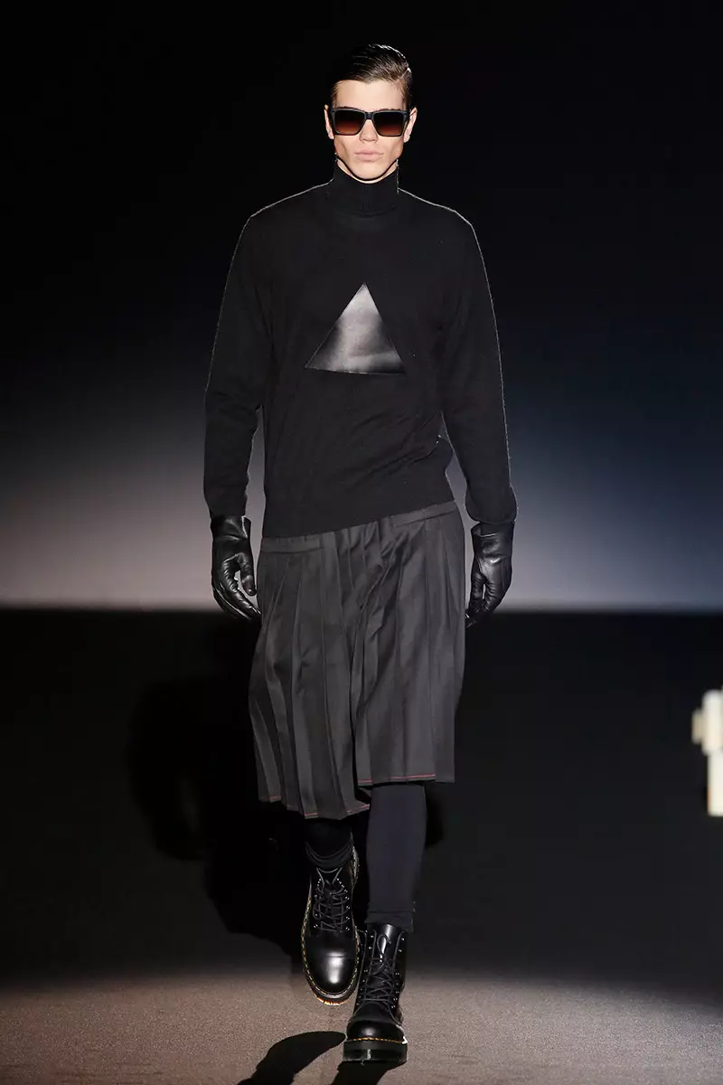 Ang mga madilim na kulay na pumupuri sa isang madilim na koleksyon ay ang mga tono kung saan ipinakita ni Davidelfin sa Mercedes-Benz Fashion Week Madrid ang kanyang koleksyon sa taglamig, pagdaragdag ng mga geometries, strategic cut at digital print upang magmukhang futuristic na inspirasyon.