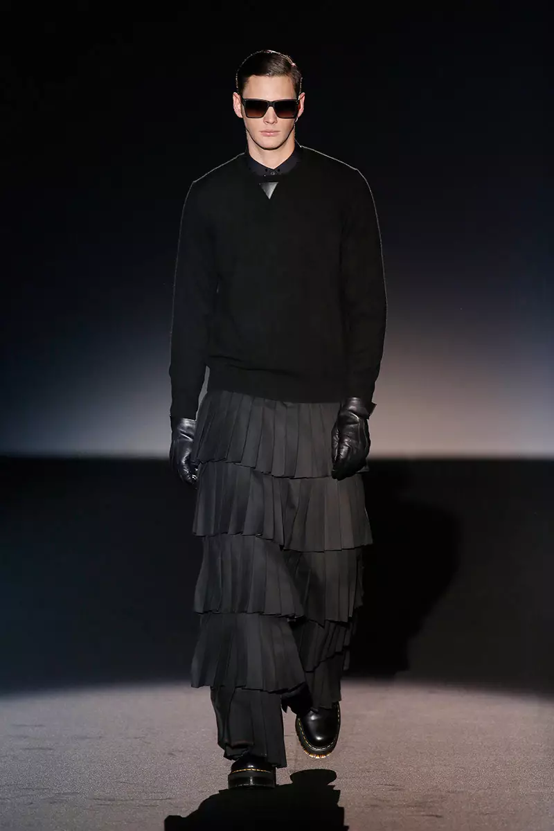 As cores escuras que complementam uma coleção dark são os tons com que Davidelfin apresentou na Mercedes-Benz Fashion Week Madrid sua coleção de inverno, agregando geometrias, recortes estratégicos e estampas digitais para inspirar looks futuristas.