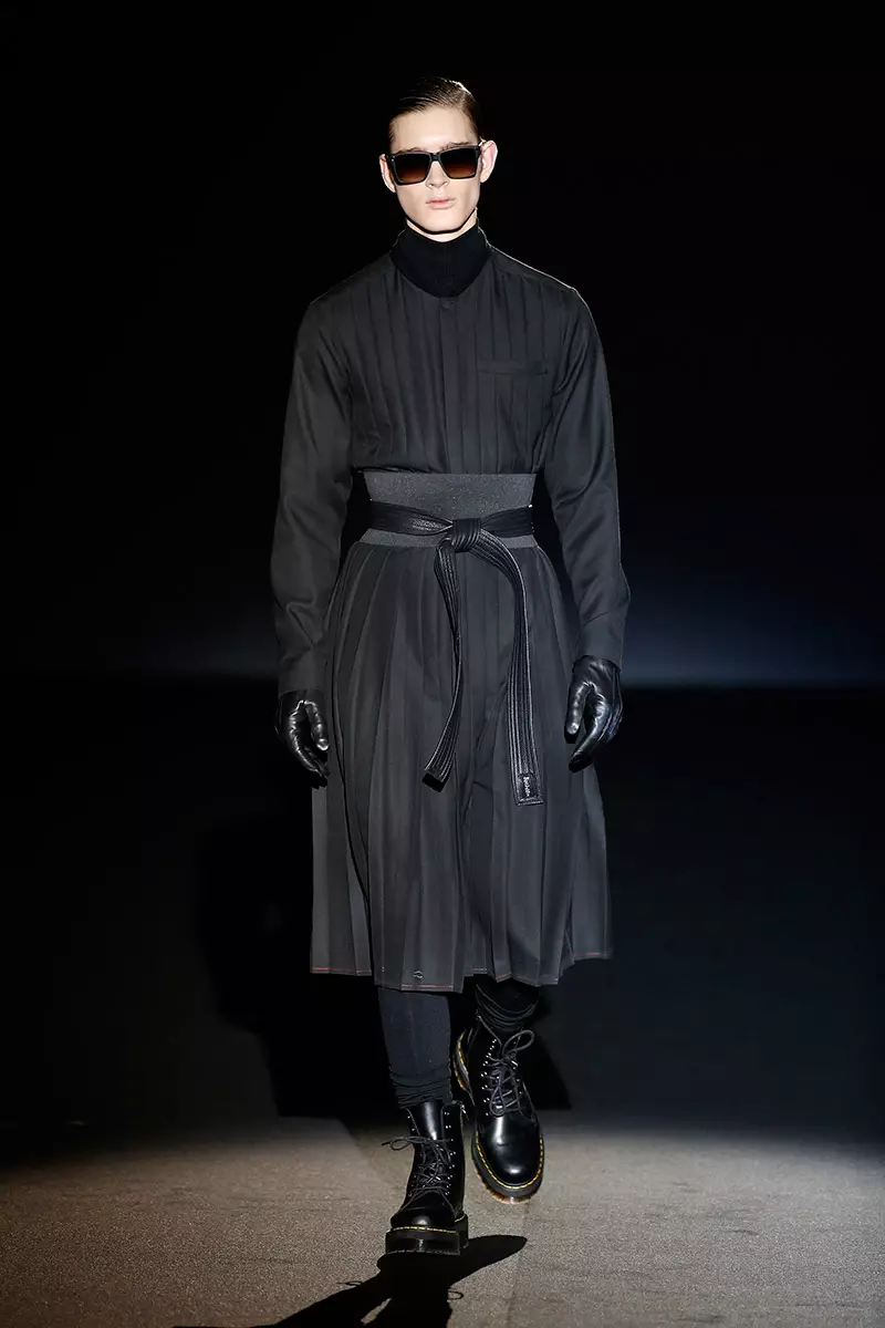 Colori scuri che completano una collezione dark sono i toni con cui Davidelfin ha presentato alla Mercedes-Benz Fashion Week Madrid la sua collezione invernale, aggiungendo geometrie, tagli strategici e stampe digitali a look di ispirazione futuristica.