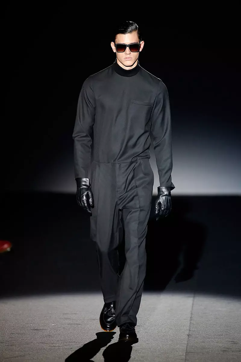 Colori scuri che completano una collezione dark sono i toni con cui Davidelfin ha presentato alla Mercedes-Benz Fashion Week Madrid la sua collezione invernale, aggiungendo geometrie, tagli strategici e stampe digitali a look di ispirazione futuristica.