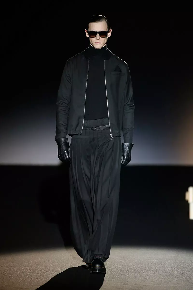 Dunkle Farben, die eine dunkle Kollektion ergänzen, sind die Töne, mit denen Davidelfin auf der Mercedes-Benz Fashion Week Madrid ihre Winterkollektion präsentiert und futuristisch inspirierte Looks mit Geometrien, strategischen Schnitten und Digitaldrucken ergänzt.