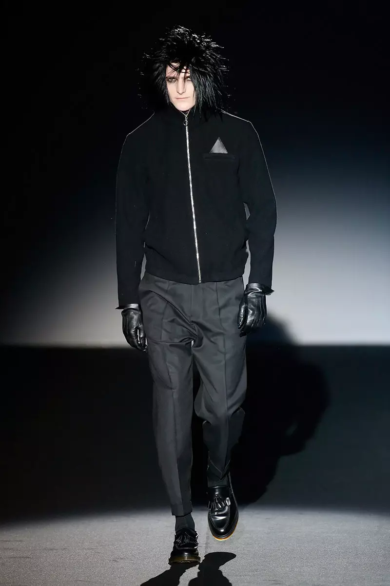 Colori scuri che completano una collezione dark sono i toni con cui Davidelfin ha presentato alla Mercedes-Benz Fashion Week Madrid la sua collezione invernale, aggiungendo geometrie, tagli strategici e stampe digitali a look di ispirazione futuristica.