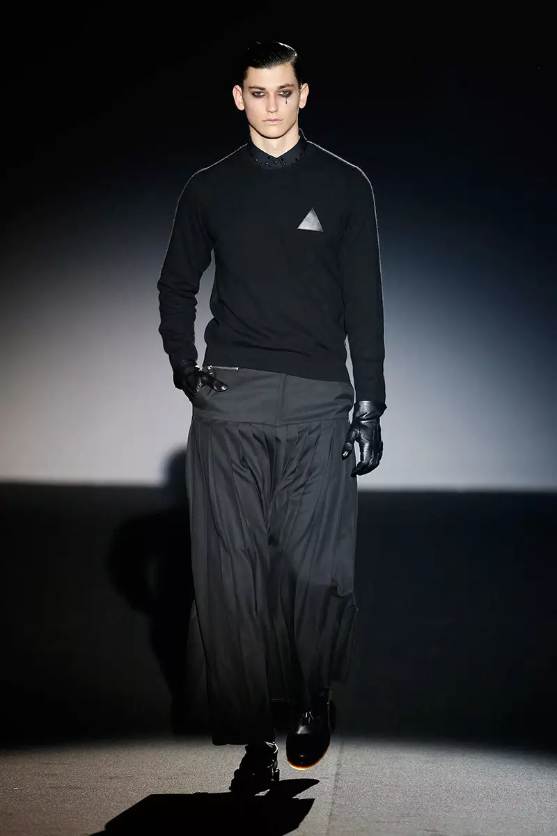 Colori scuri che completano una collezione dark sono i toni con cui Davidelfin ha presentato alla Mercedes-Benz Fashion Week Madrid la sua collezione invernale, aggiungendo geometrie, tagli strategici e stampe digitali a look di ispirazione futuristica.