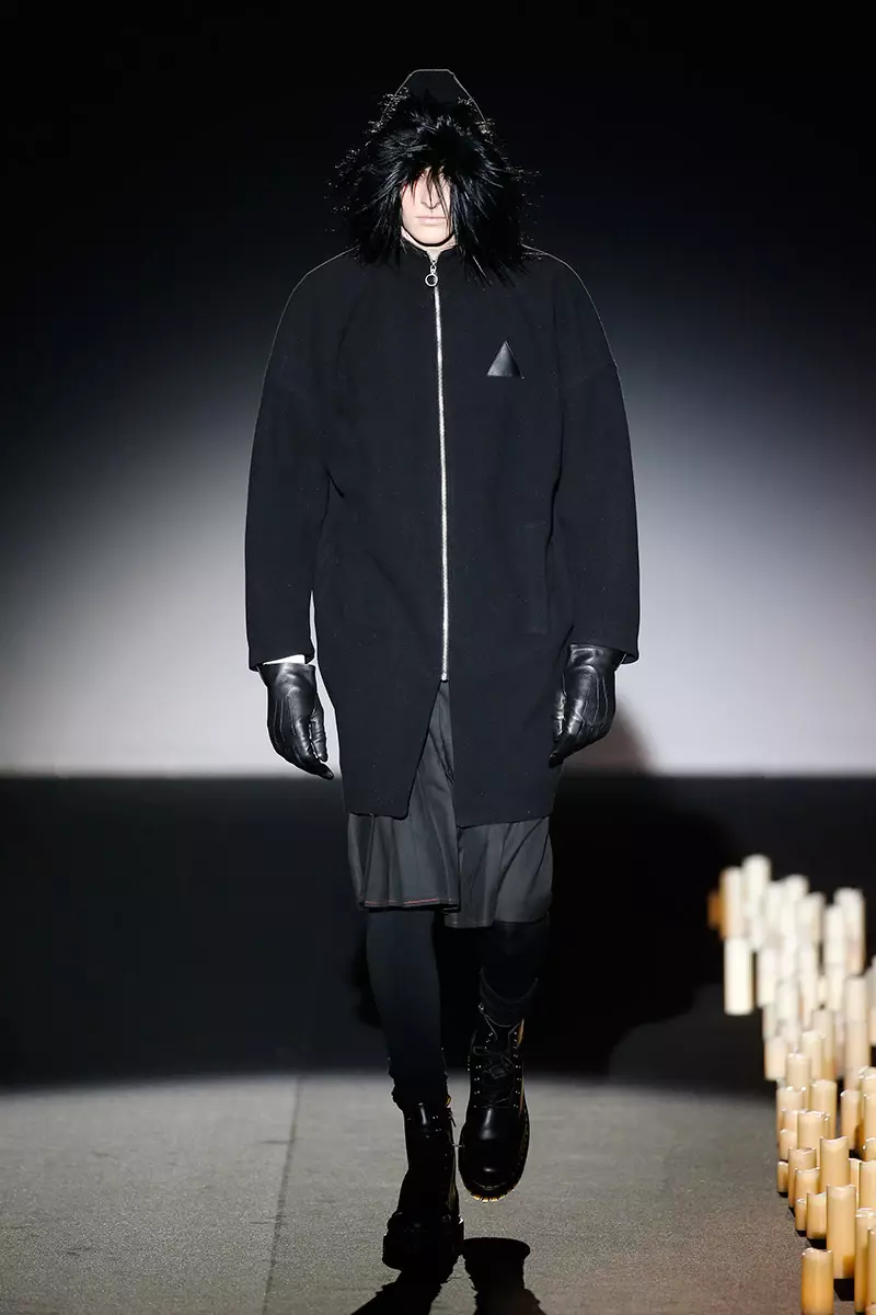 As cores escuras que complementam uma coleção dark são os tons com que Davidelfin apresentou na Mercedes-Benz Fashion Week Madrid sua coleção de inverno, agregando geometrias, recortes estratégicos e estampas digitais para inspirar looks futuristas.