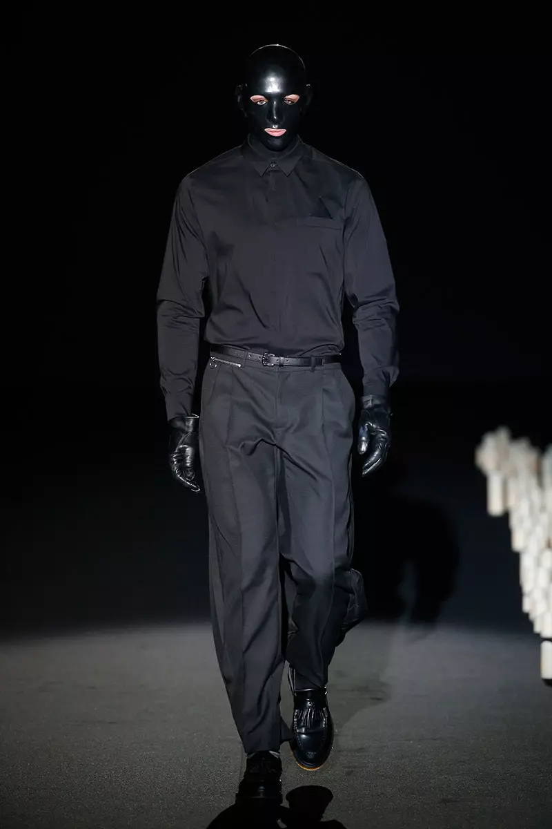 Les couleurs sombres qui complètent une collection sombre sont les tons avec lesquels Davidelfin a présenté à la Mercedes-Benz Fashion Week Madrid sa collection d'hiver, ajoutant des géométries, des coupes stratégiques et des imprimés numériques à des looks d'inspiration futuriste.