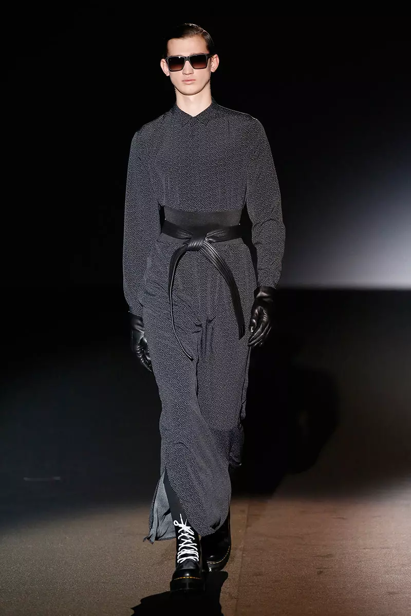 Des couleurs sombres qui complètent une collection sombre sont les tons avec lesquels Davidelfin a présenté à la Mercedes-Benz Fashion Week Madrid sa collection d'hiver, ajoutant des géométries, des coupes stratégiques et des imprimés numériques à des looks d'inspiration futuriste.