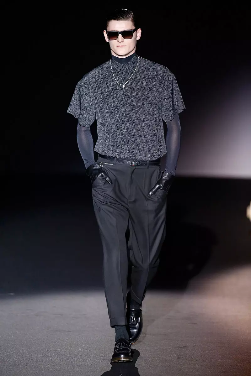 Colori scuri che completano una collezione dark sono i toni con cui Davidelfin ha presentato alla Mercedes-Benz Fashion Week Madrid la sua collezione invernale, aggiungendo geometrie, tagli strategici e stampe digitali a look di ispirazione futuristica.