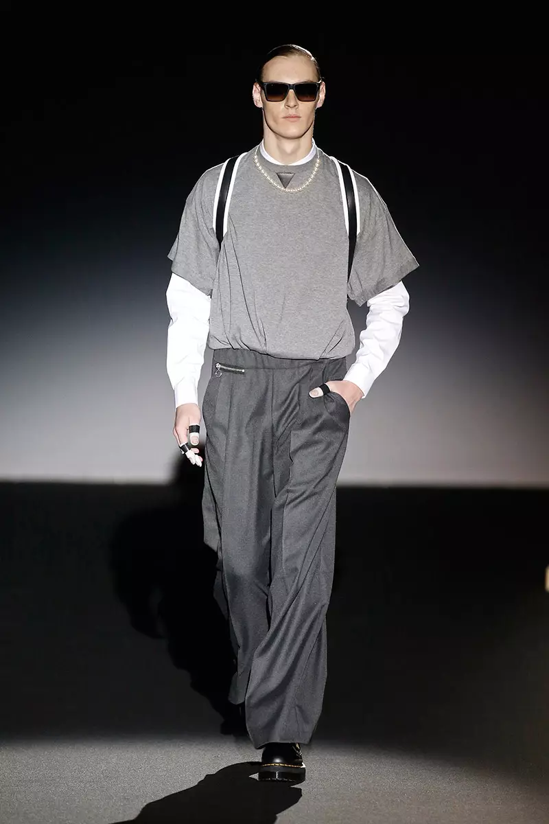 Colori scuri che completano una collezione dark sono i toni con cui Davidelfin ha presentato alla Mercedes-Benz Fashion Week Madrid la sua collezione invernale, aggiungendo geometrie, tagli strategici e stampe digitali a look di ispirazione futuristica.