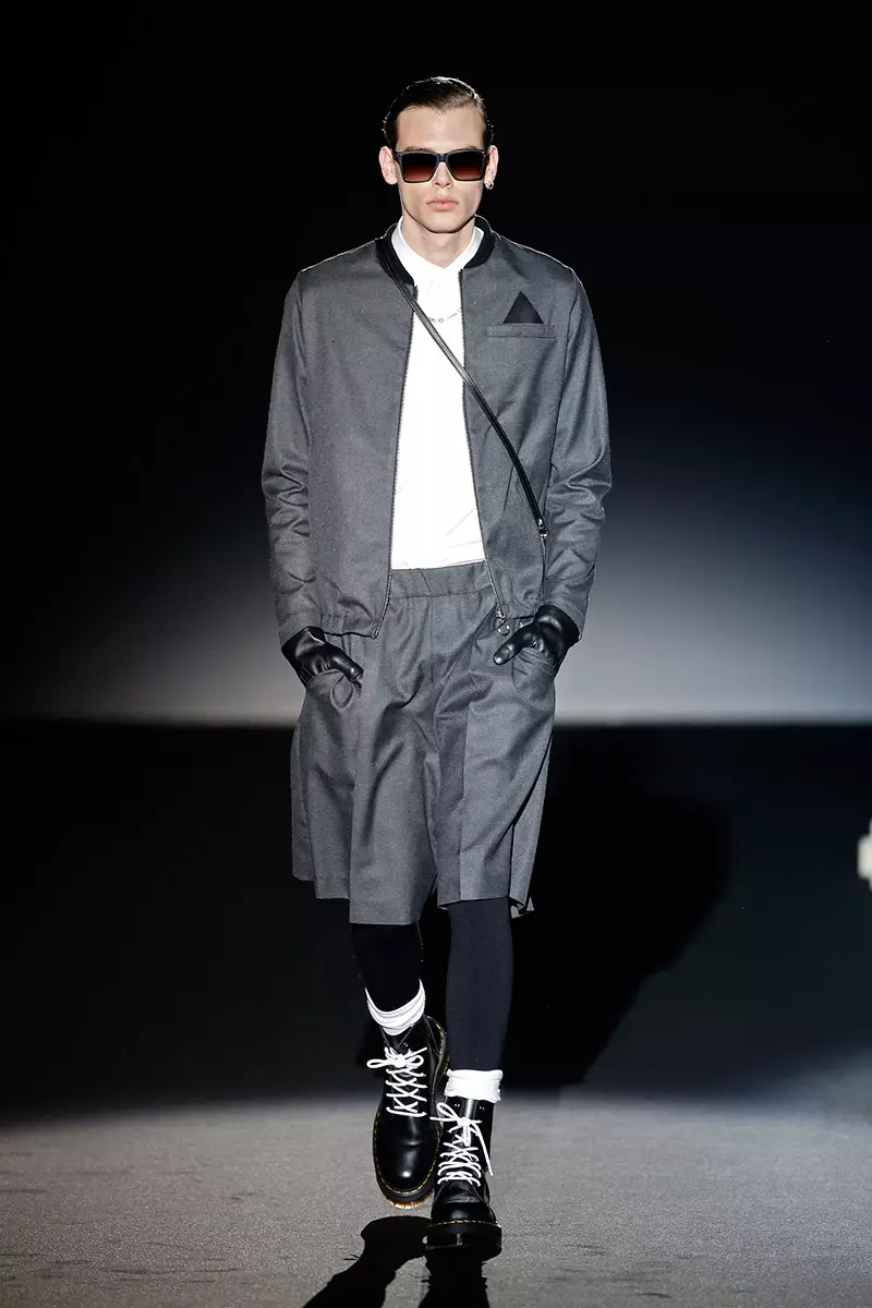 Colori scuri che completano una collezione dark sono i toni con cui Davidelfin ha presentato alla Mercedes-Benz Fashion Week Madrid la sua collezione invernale, aggiungendo geometrie, tagli strategici e stampe digitali a look di ispirazione futuristica.