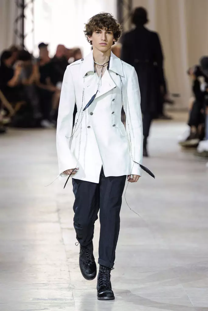 Ann Demeulemeenster montre, prentan ete 2017, Paris Men's Fashion Week, Frans - 24 jen 2016