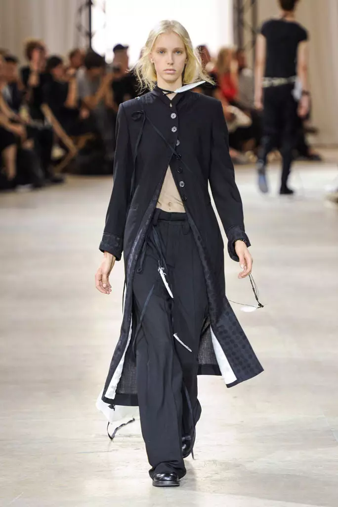 Desfile de Ann Demeulemeenster, primavera verano 2017, Semana de la moda masculina de París, Francia - 24 de junio de 2016