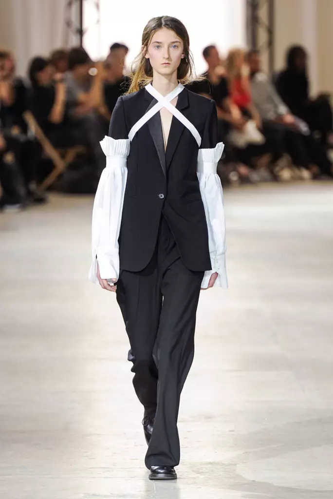 Ann Demeulemeenster ווייַזן, פרילינג זומער 2017, פּאַריז מענטשן שניט וואָך, פֿראַנקרייַך - 24 יוני 2016