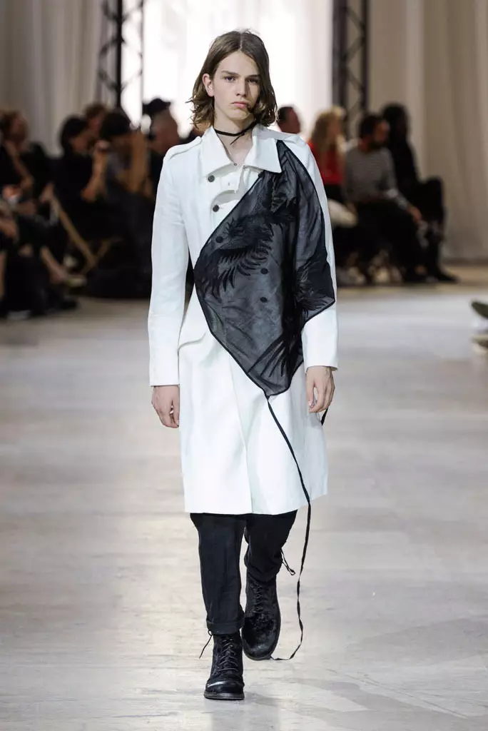 Ann Demeulemeenster montre, prentan ete 2017, Paris Men's Fashion Week, Frans - 24 jen 2016