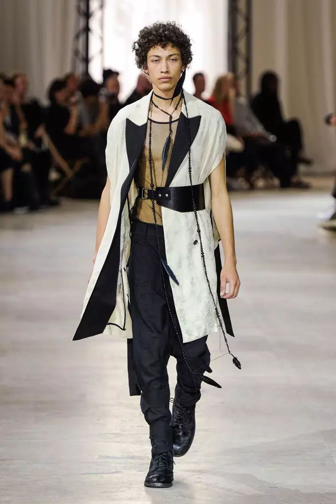 Ann Demeulemeenster montre, prentan ete 2017, Paris Men's Fashion Week, Frans - 24 jen 2016