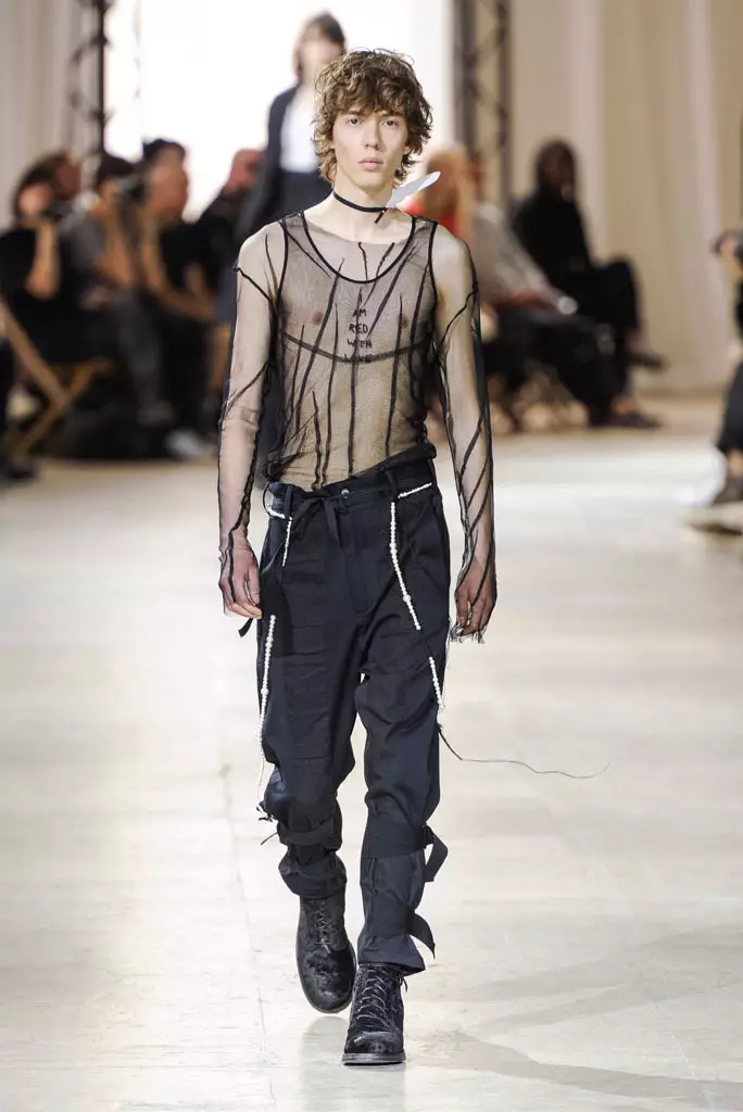 Ann Demeulemeenster шоусу, жазгы жай 2017, Париж эркектердин мода жумалыгы, Франция - 24-июнь 2016-жыл