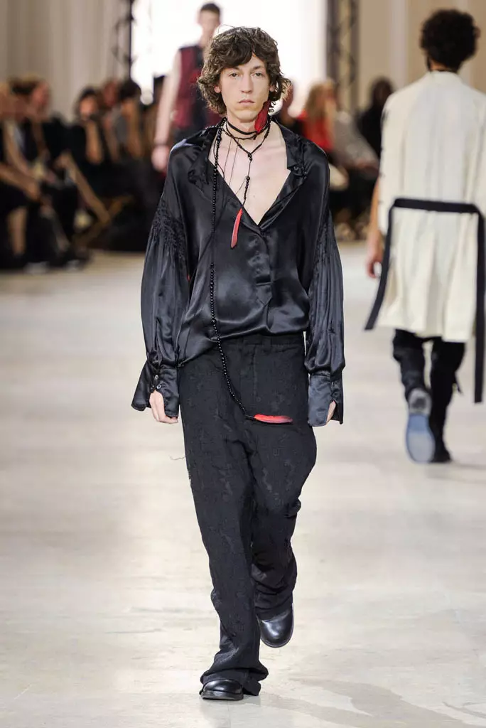 Ann Demeulemeenster montre, prentan ete 2017, Paris Men's Fashion Week, Frans - 24 jen 2016