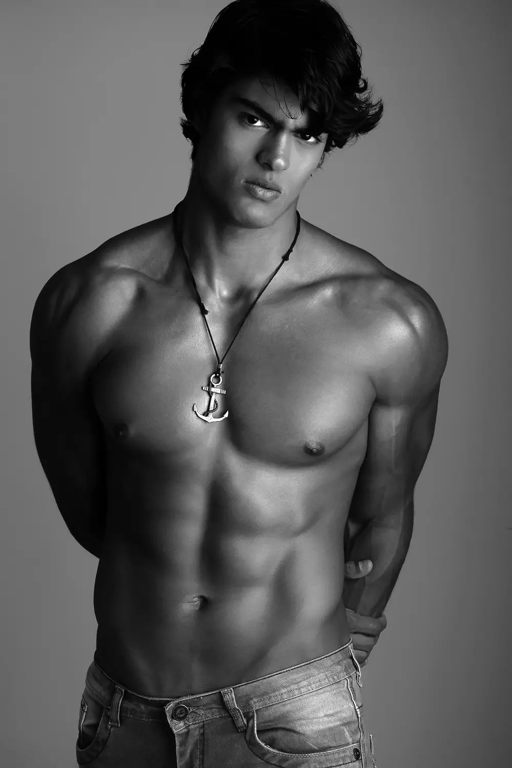 Jetzt leuchten alle Scheinwerfer auf die brasilianische Sensation Iago Botelho bei 40 grausigen Models, fotografiert von Marcio Farias. Beauty by Thais Martins, Assistenzfotograf Ricardo Nogueira.