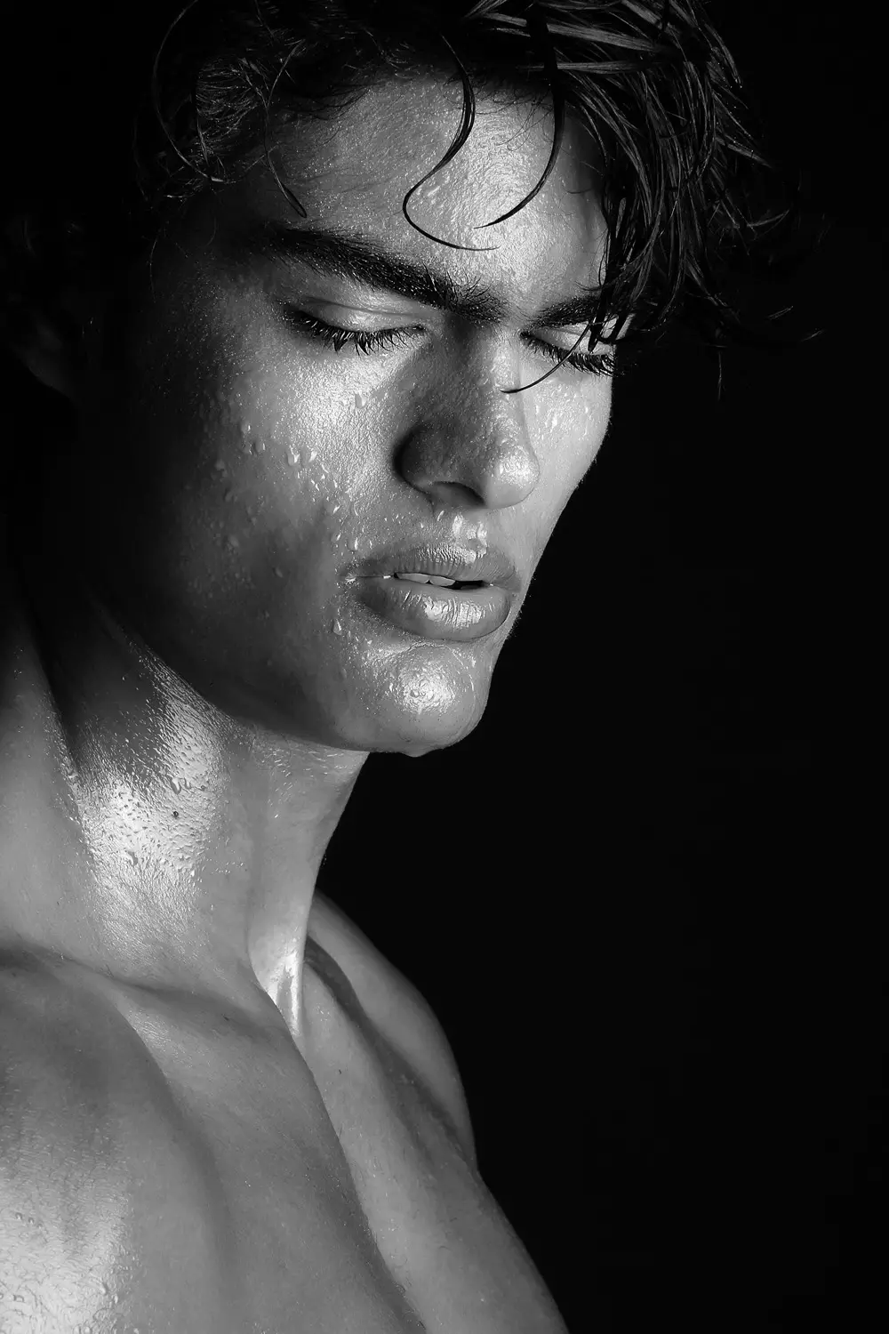 Jetzt leuchten alle Scheinwerfer auf die brasilianische Sensation Iago Botelho bei 40 grausigen Models, fotografiert von Marcio Farias. Beauty by Thais Martins, Assistenzfotograf Ricardo Nogueira.