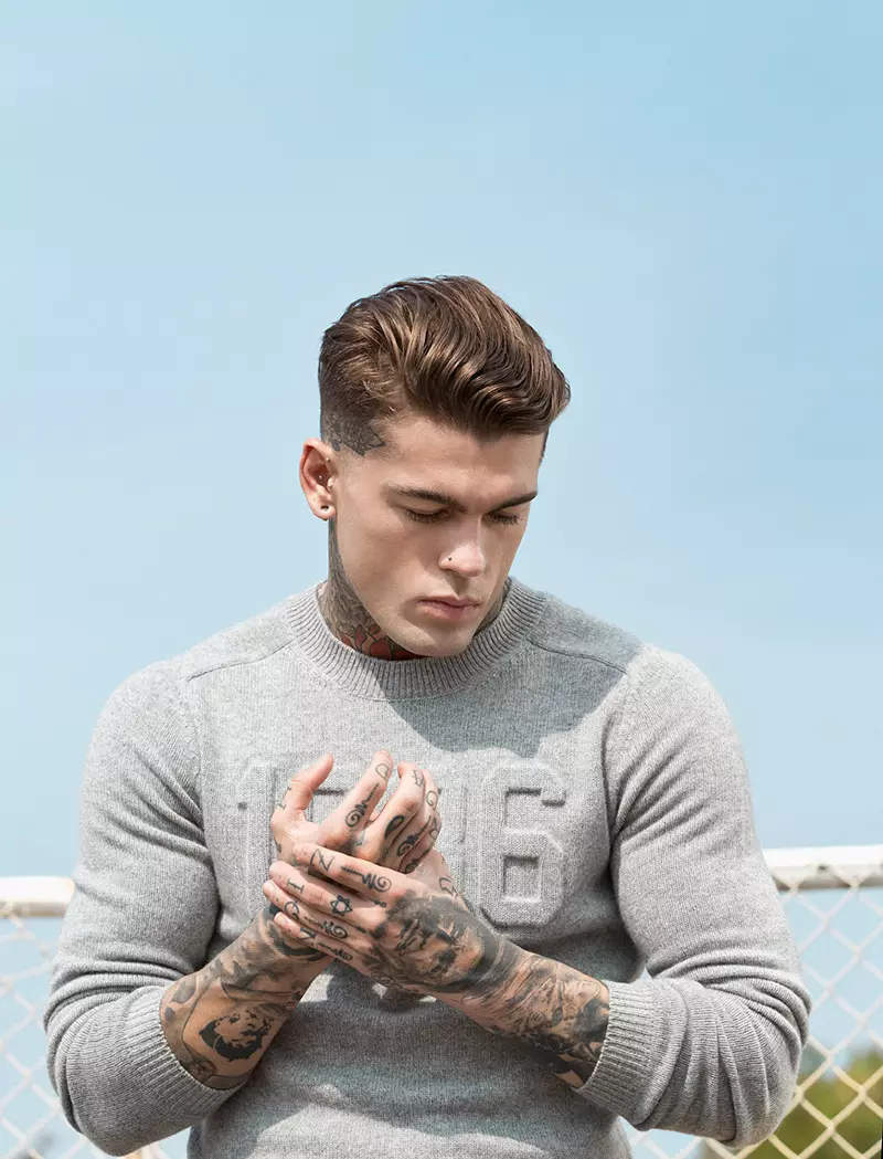 Stephen James ya aworan nipasẹ Edu García ati aṣa nipasẹ Gerard Solé, fun atejade Kẹrin 2015 ti Ilera Awọn ọkunrin ti Spain.