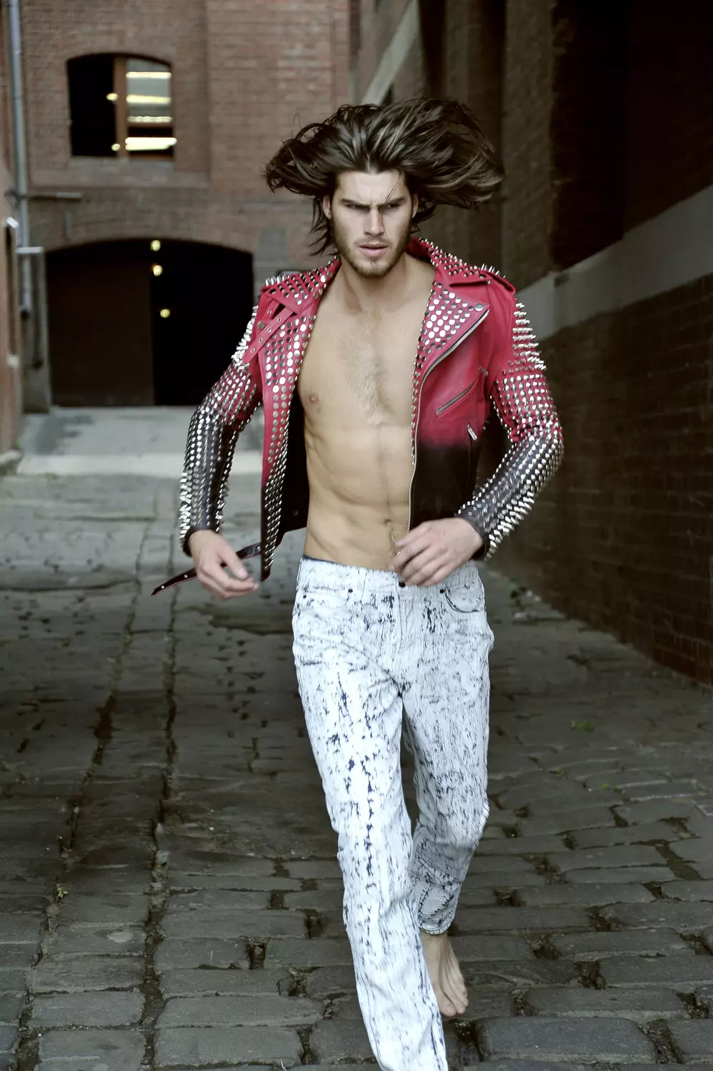 MELBOURNE ROCKSTAR-modellen Justin Lacko bærer en ny Oscar Calvo læder-nitterjakke og jeans fra Alexander McQueen, fotograferet af Johnny Vision, stylet af Melissa Nixon. Du kan forudbestille denne fantastiske jakke på www.oscarcalvo.com.au