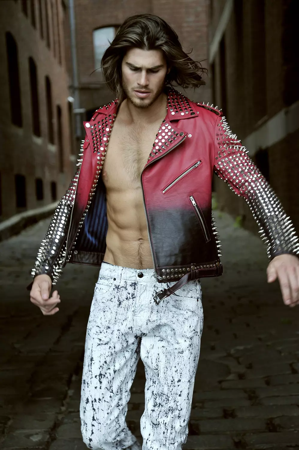 MELBOURNE ROCKSTAR Model Justin Lacko na-eyi Oscar Calvo Leather Studded Jacket na jeans sitere na Alexander McQueen, nke Johnny Vision sere, nke Melissa Nixon mere. Ị nwere ike ịtụ jaket a mara mma na www.oscarcalvo.com.au