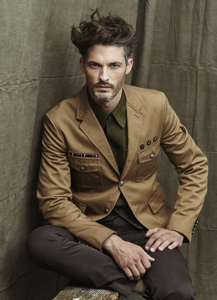 Model Amerika Ben Hill tekan studio kanggo njupuk crita anyar sing ditampilake ing edisi Juni Vogue Hombre. Nyambung karo fotografer Matthew Scrivens, Ben nggawe editorial fashion sing ditata dening Christopher Campbell, sing nggabungake nada netral sing langgeng karo referensi militer, sulaman sing larang regane utawa kain musim panas sing entheng. Decked metu ing fashion saka kaya Gucci, Salvatore Ferragamo, Dries Van Noten lan merek menswear liyane, Ben gampang ngalih saka jumper ribbed kanggo jas dobel-breasted utawa jaket suede inspirasi safari. /Rambut dening Riad Azar.