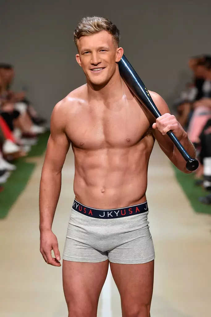 Damian McKenzie dei New Zealand All Blacks cammina sulla pista durante lo spettacolo Jockey durante la New Zealand Fashion Week 2018 al Viaduct Events Center il 30 agosto 2018 ad Auckland, in Nuova Zelanda.