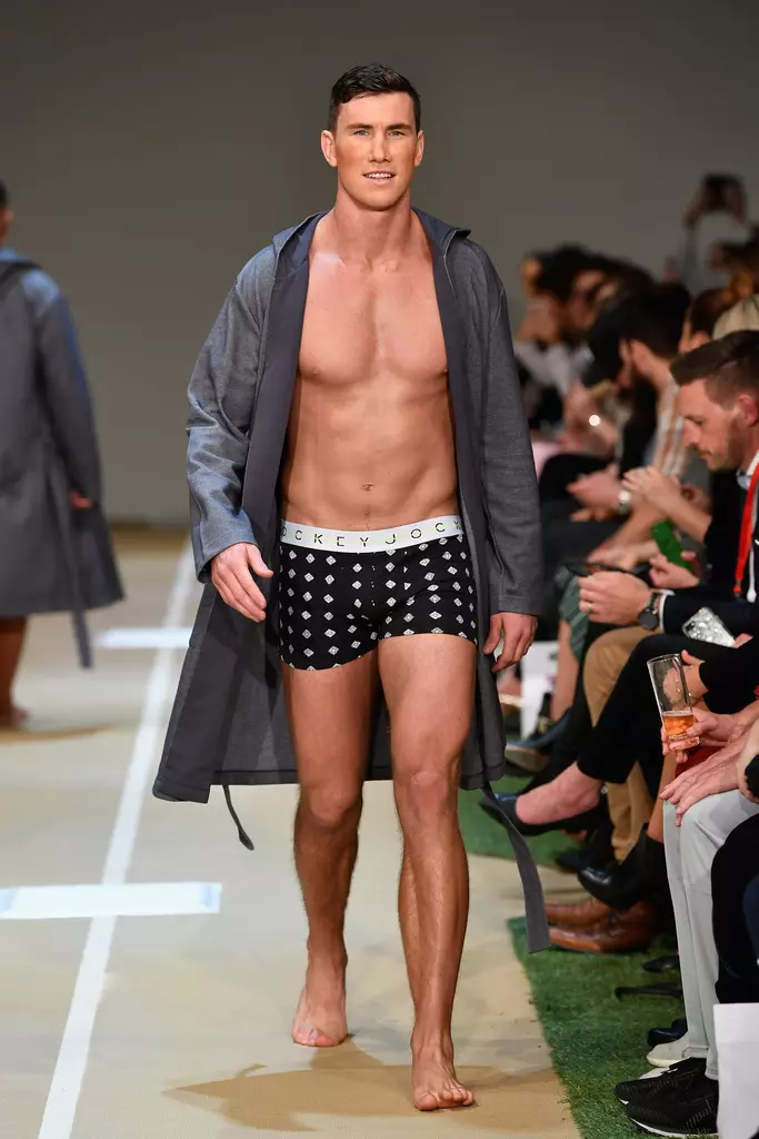 Sam Dickson z novozélandského ragbyového sedmičkového tímu kráča po dráhe počas Jockey show počas New Zealand Fashion Week 2018 vo Viaduct Events Center 30. augusta 2018 v Aucklande na Novom Zélande.