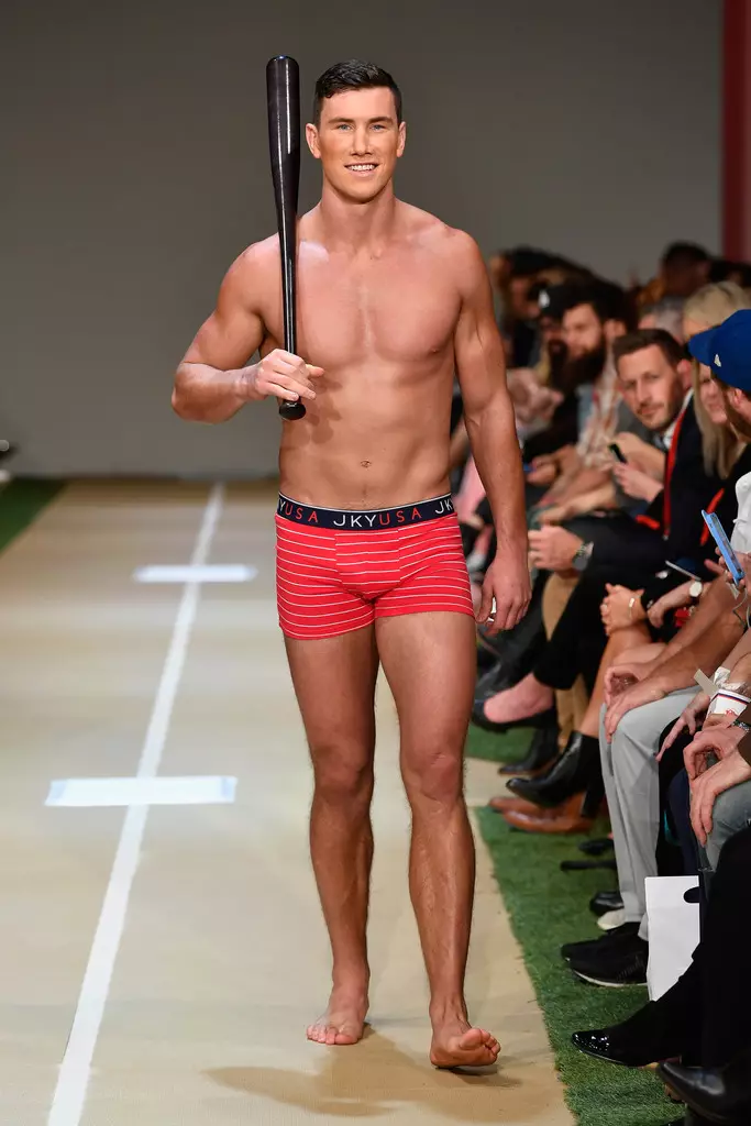 Si Sam Dickson sa New Zealand rugby sevens team naglakaw sa runway atol sa Jockey show atol sa New Zealand Fashion Week 2018 sa Viaduct Events Center niadtong Agosto 30, 2018 sa Auckland, New Zealand.