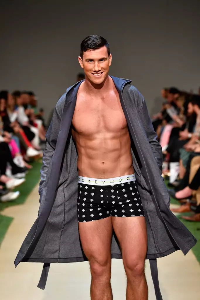 Sam Dickson van die Nieu-Seelandse sewesrugbyspan stap die aanloopbaan tydens die Jokkie-vertoning tydens New Zealand Fashion Week 2018 by Viaduct Events Centre op 30 Augustus 2018 in Auckland, Nieu-Seeland.