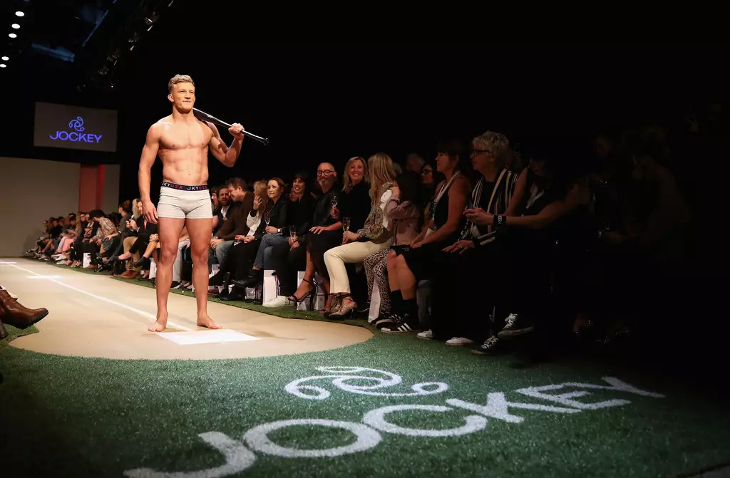 Damian McKenzie weNew Zealand Vese Vatema vanofamba munzira panguva yeJockey show panguva yeNew Zealand Fashion Week 2018 paViaduct Events Center musi wa30 Nyamavhuvhu 2018 muAuckland, New Zealand.