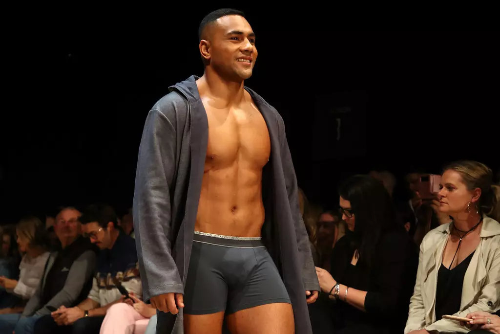 Ngani Laumape z novozélandského All Blacks kráča po dráhe počas Jockey show počas New Zealand Fashion Week 2018 vo Viaduct Events Center 30. augusta 2018 v Aucklande na Novom Zélande.